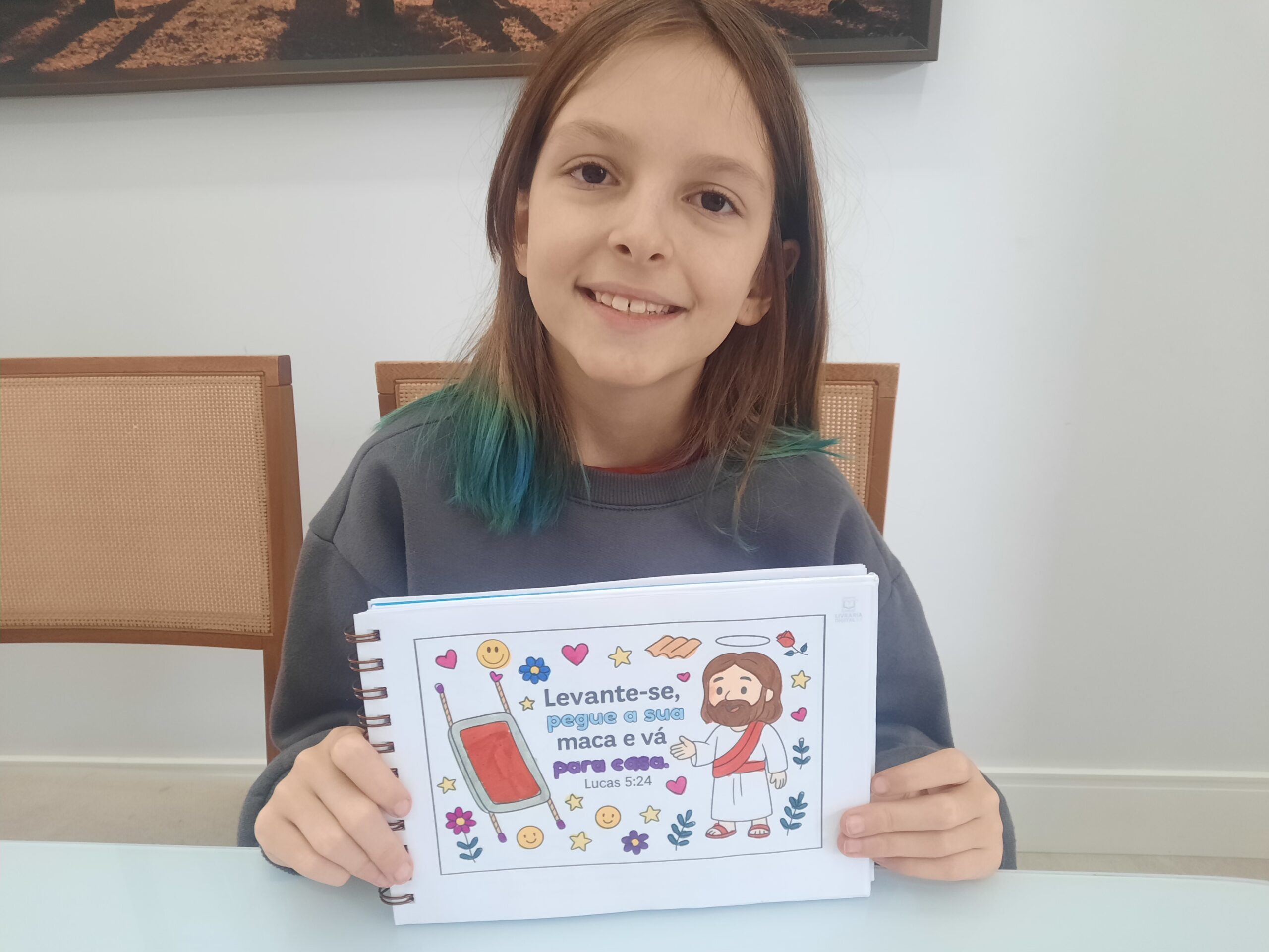 Livro bíblico infantil sendo colorido