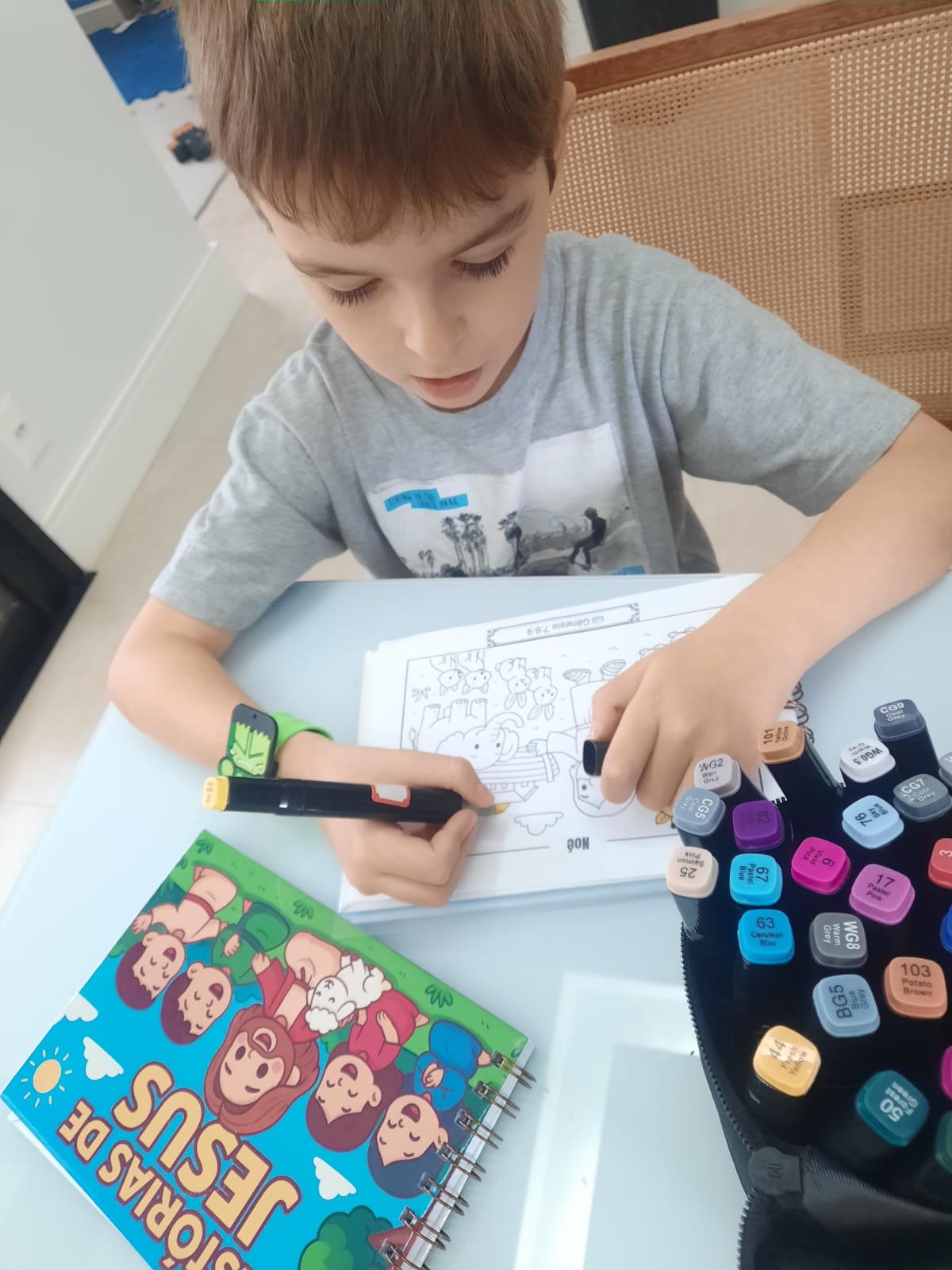 Criança colorindo atividade cristã em casa