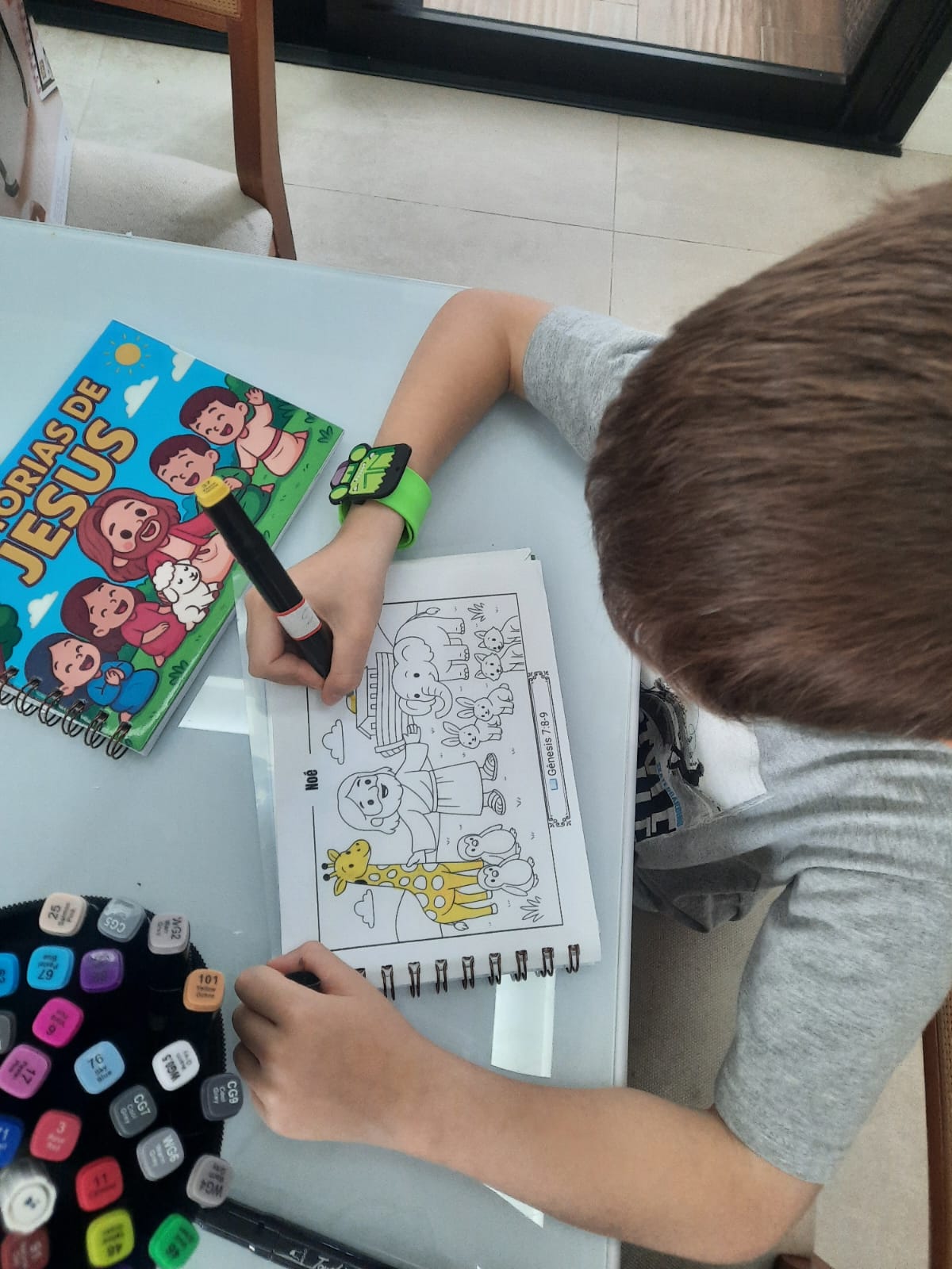 Criança pintando livro bíblico infantil